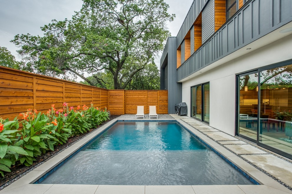 Пример оригинального дизайна: маленький прямоугольный бассейн на заднем дворе в современном стиле с мощением тротуарной плиткой для на участке и в саду