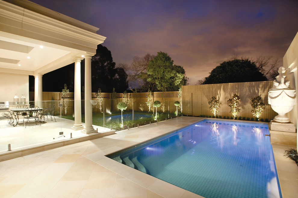 Diseño de piscina clásica renovada de tamaño medio rectangular en patio trasero