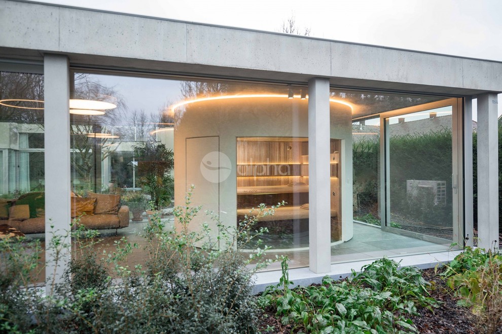 Imagen de casa de la piscina y piscina alargada contemporánea grande rectangular en patio trasero con adoquines de piedra natural