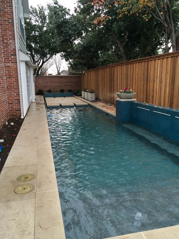 Пример оригинального дизайна: маленький спортивный, прямоугольный бассейн на заднем дворе в стиле неоклассика (современная классика) с покрытием из бетонных плит для на участке и в саду