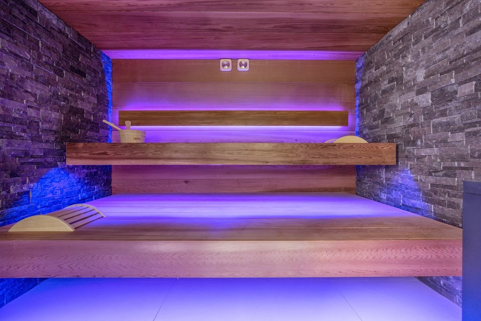 Imagen de piscinas y jacuzzis alargados contemporáneos extra grandes interiores y rectangulares con adoquines de piedra natural