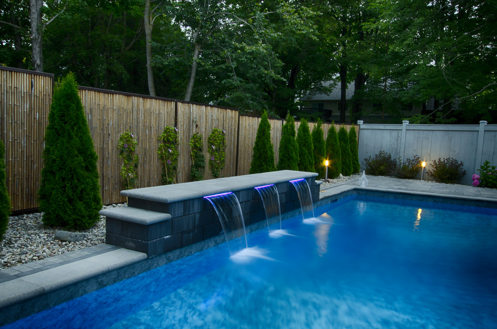 Стильный дизайн: бассейн на заднем дворе в современном стиле - последний тренд