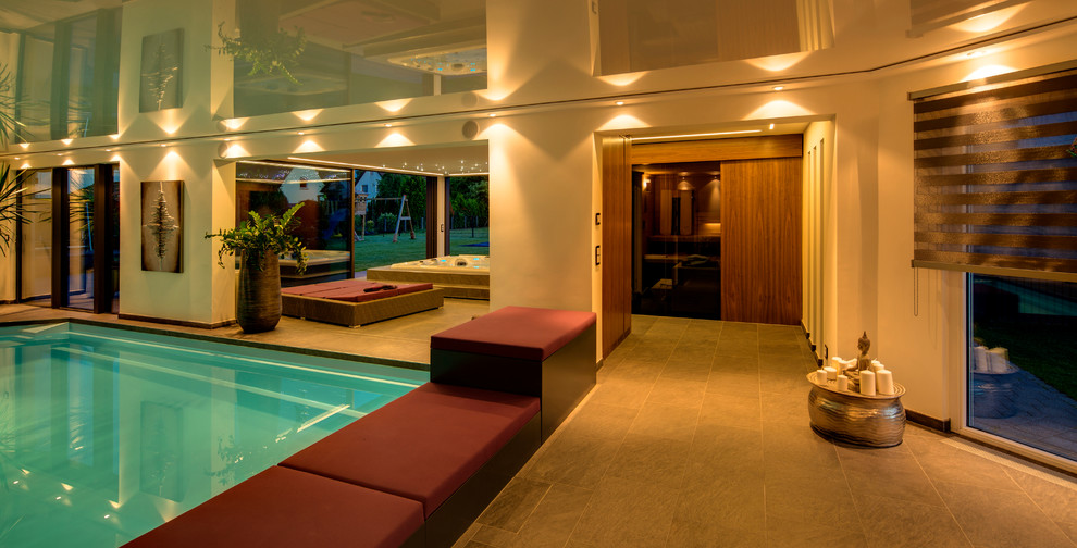 Imagen de casa de la piscina y piscina contemporánea interior