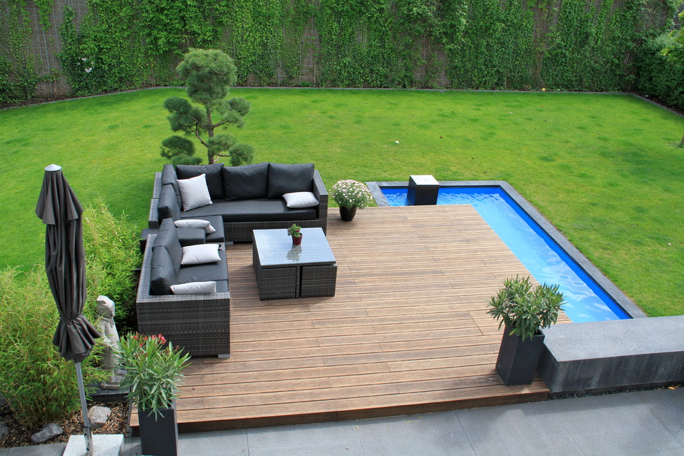 Small contemporary l-shaped swimming pool in Cologne.