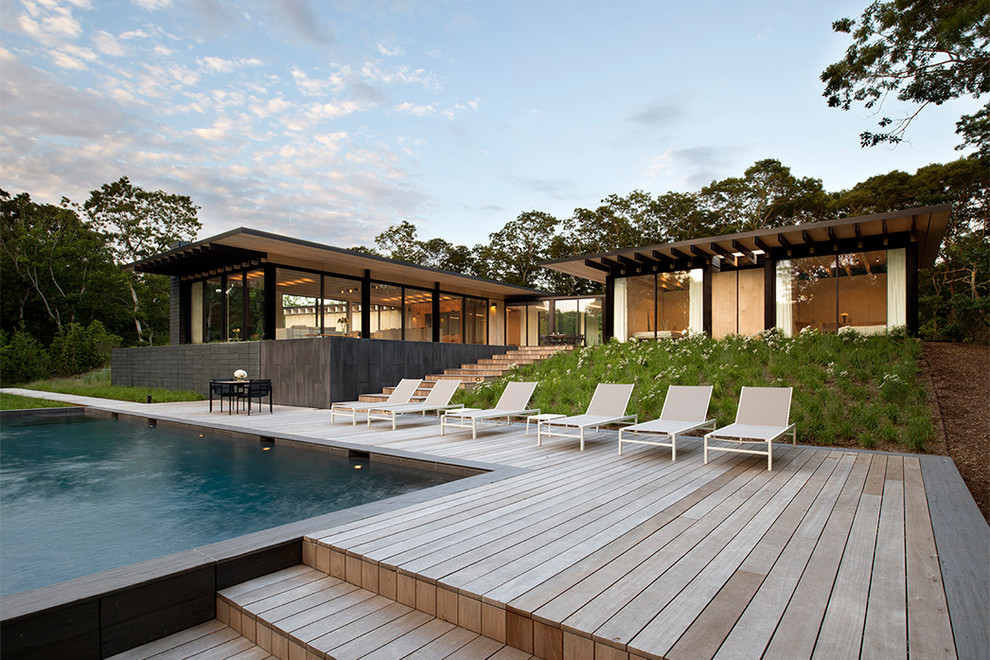 Foto de piscina minimalista rectangular en patio trasero con entablado