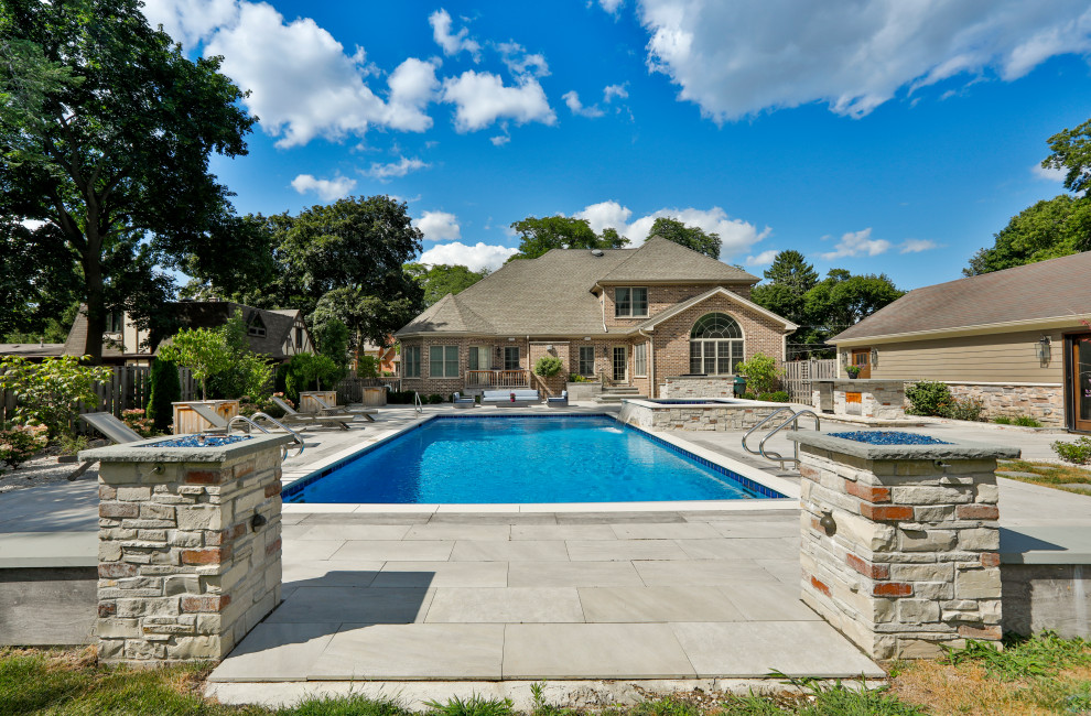 Свежая идея для дизайна: спортивный, прямоугольный ландшафтный бассейн среднего размера на заднем дворе в классическом стиле с покрытием из каменной брусчатки - отличное фото интерьера