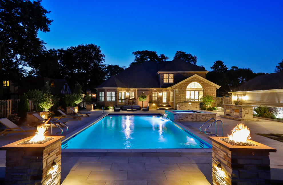 Immagine di una piscina monocorsia chic rettangolare di medie dimensioni e dietro casa con paesaggistica bordo piscina e pavimentazioni in pietra naturale