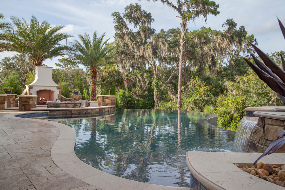 Großer Klassischer Infinity-Pool hinter dem Haus in individueller Form mit Wasserspiel und Natursteinplatten in Tampa