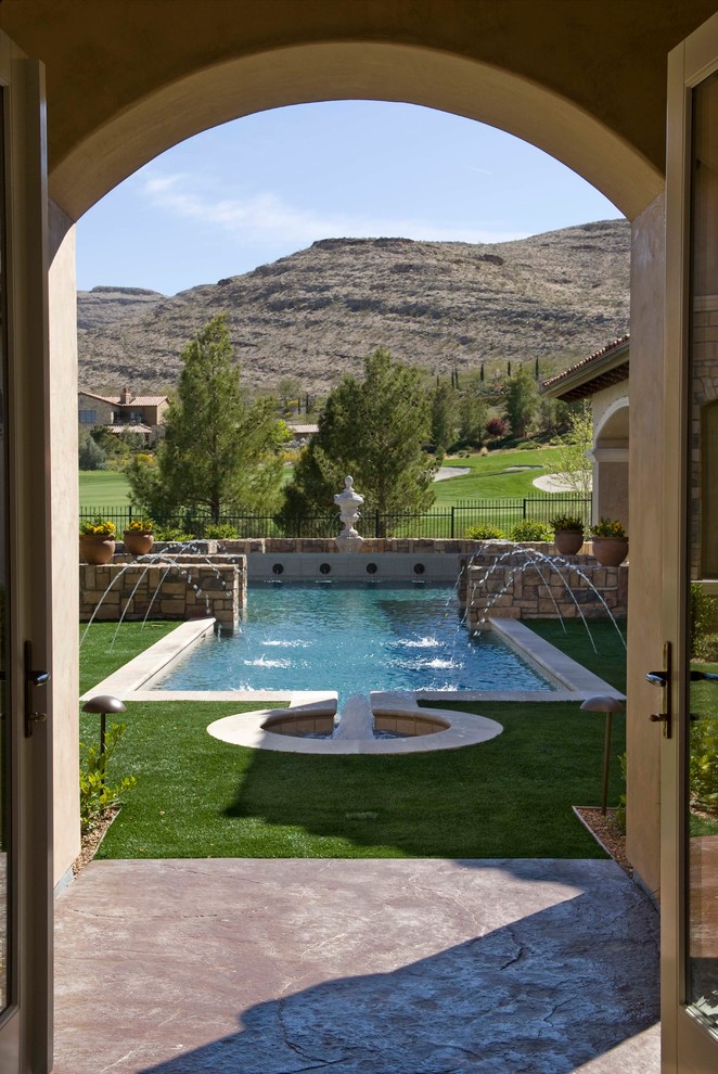 Großer Mediterraner Pool hinter dem Haus in individueller Form mit Wasserspiel in Las Vegas
