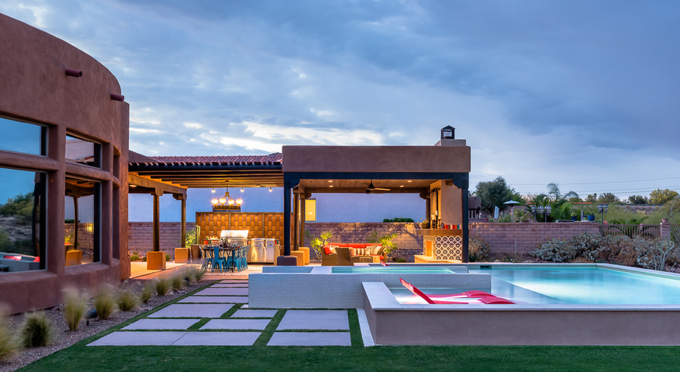Идея дизайна: наземный, прямоугольный бассейн среднего размера на заднем дворе в стиле фьюжн с джакузи и покрытием из плитки