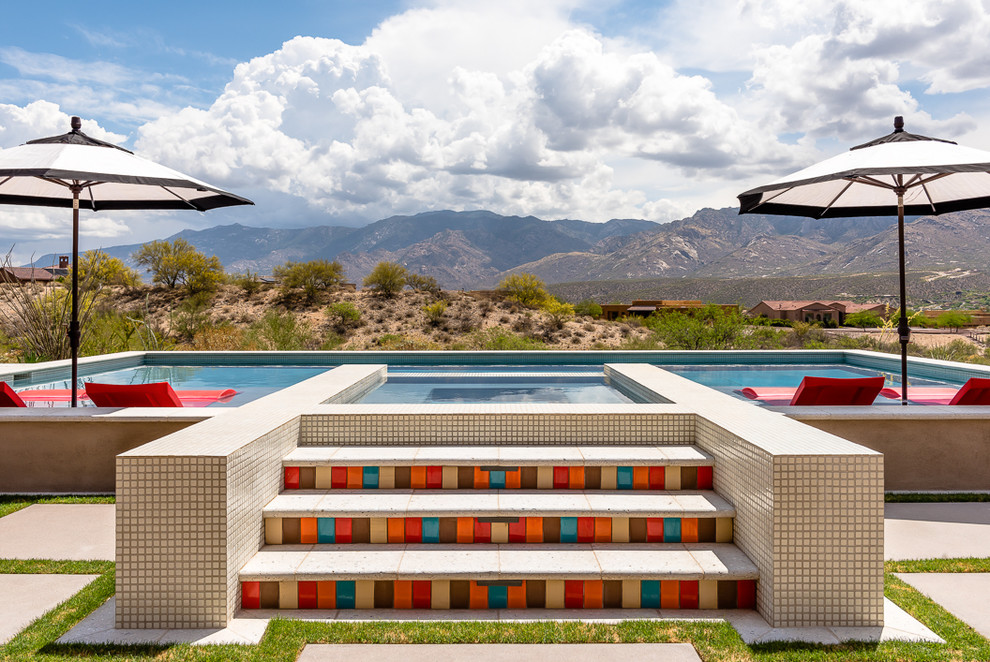 Modelo de piscinas y jacuzzis elevados de estilo americano de tamaño medio rectangulares en patio trasero con suelo de baldosas