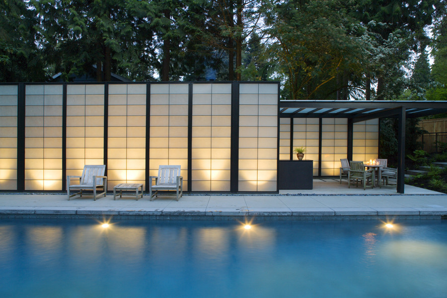 Foto de casa de la piscina y piscina contemporánea grande rectangular en patio trasero con adoquines de piedra natural
