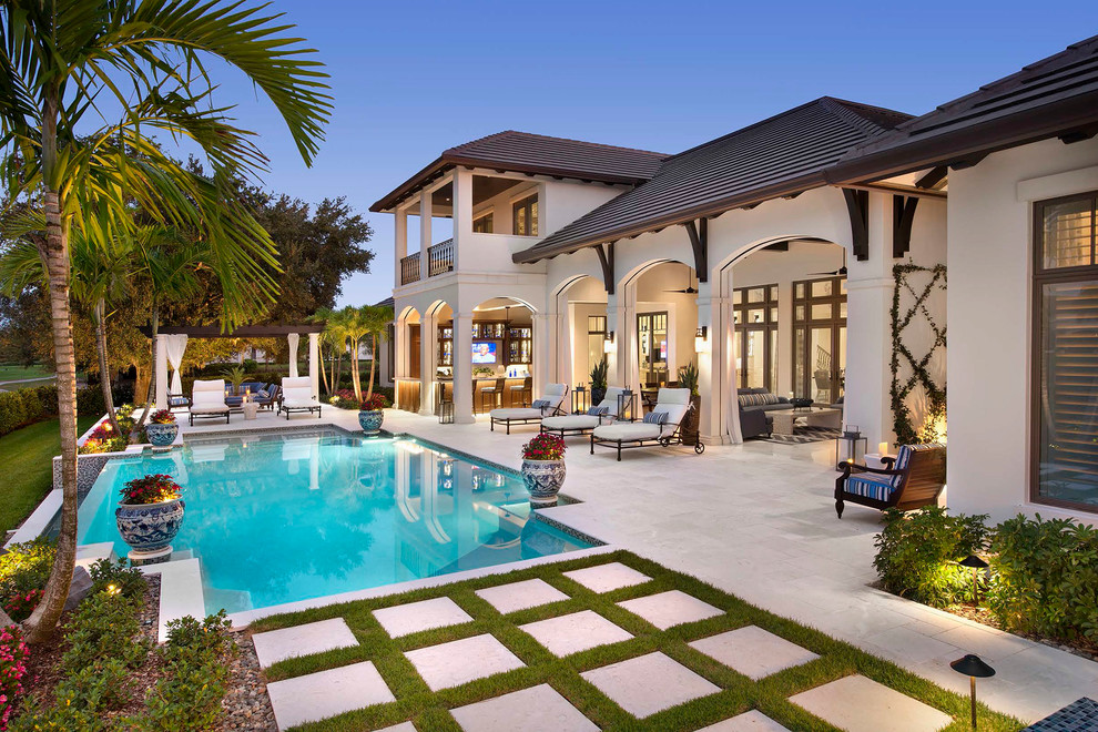 Mediterraner Pool hinter dem Haus in individueller Form mit Natursteinplatten in Miami