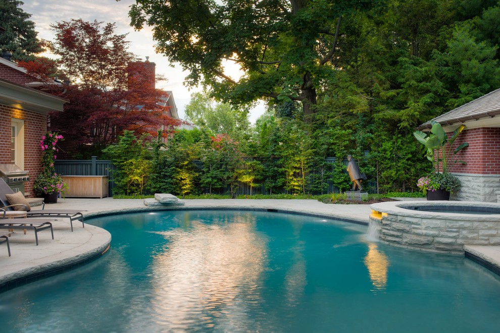 Foto på en mellanstor vintage pool på baksidan av huset, med spabad och naturstensplattor