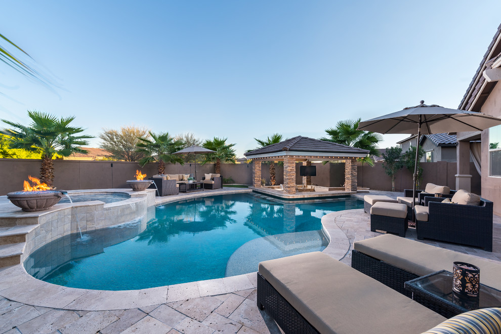 Ispirazione per una grande piscina minimal personalizzata dietro casa con una vasca idromassaggio e pavimentazioni in pietra naturale