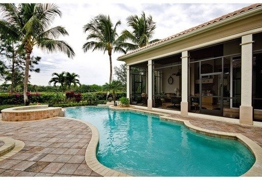 Klassischer Pool hinter dem Haus in individueller Form mit Pflastersteinen in Miami