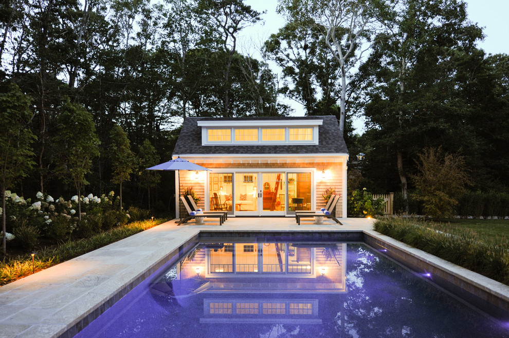 Ispirazione per una piscina stile marino rettangolare dietro casa con una dépendance a bordo piscina e pavimentazioni in pietra naturale