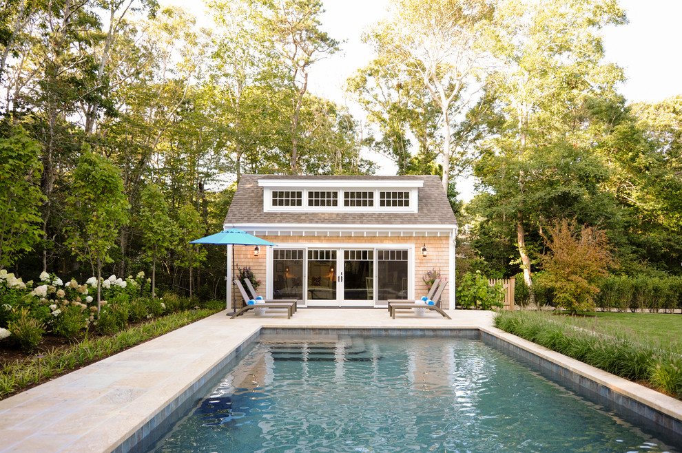 Modelo de casa de la piscina y piscina marinera rectangular en patio trasero con adoquines de piedra natural