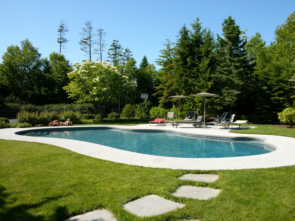 Idee per una grande piscina monocorsia moderna a "C" dietro casa con cemento stampato