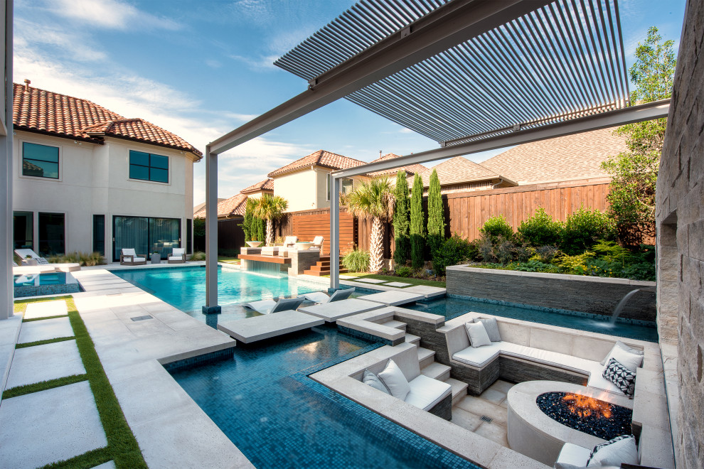 Immagine di una piscina design rettangolare di medie dimensioni e dietro casa con una vasca idromassaggio