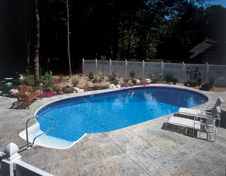 Immagine di una piscina fuori terra tradizionale personalizzata di medie dimensioni e dietro casa con pavimentazioni in pietra naturale