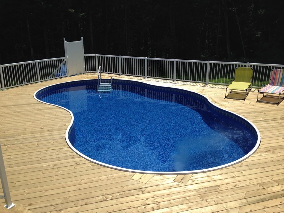 Idées déco pour une piscine hors-sol et arrière avec une terrasse en bois.