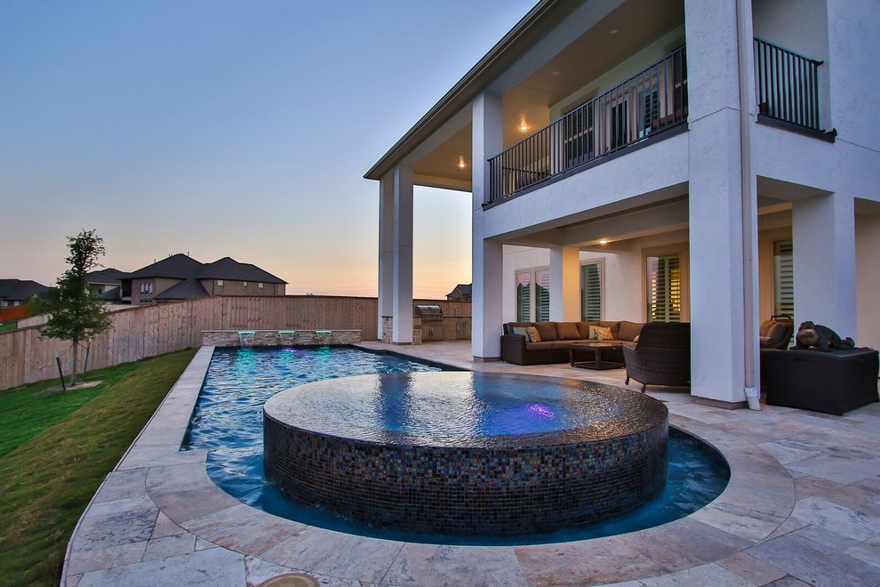 Immagine di una grande piscina monocorsia minimalista rettangolare dietro casa con una vasca idromassaggio e piastrelle