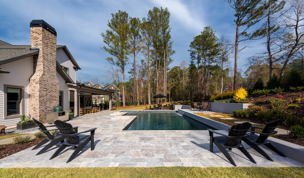 Стильный дизайн: бассейн среднего размера, произвольной формы на заднем дворе в классическом стиле с покрытием из каменной брусчатки - последний тренд