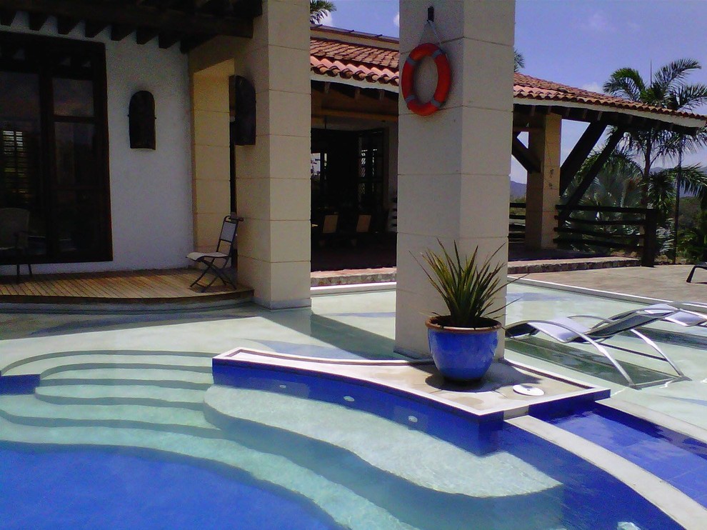 Foto di una piscina country personalizzata di medie dimensioni e dietro casa con pavimentazioni in cemento