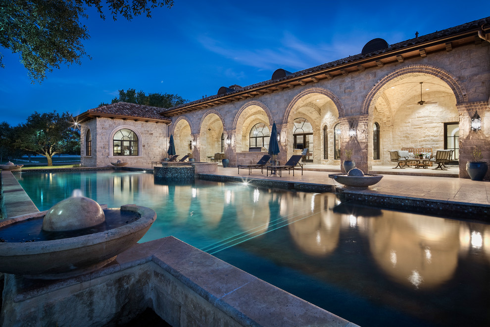 Foto de piscina con fuente mediterránea extra grande en patio trasero