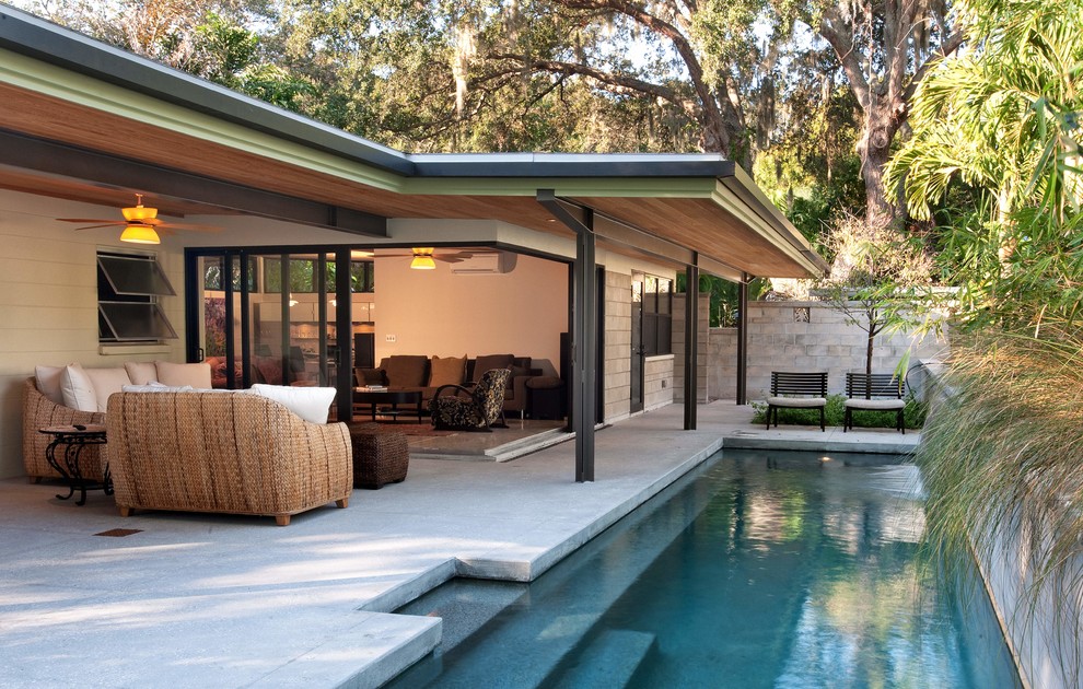 Inspiration for a mid-century modern backyard pool remodel in Tampa