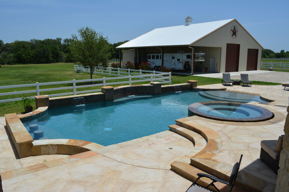 На фото: бассейн среднего размера, произвольной формы на заднем дворе в стиле модернизм с джакузи и покрытием из каменной брусчатки с