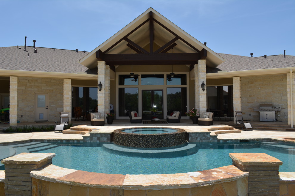 Immagine di una piscina moderna personalizzata di medie dimensioni e dietro casa con una vasca idromassaggio e piastrelle
