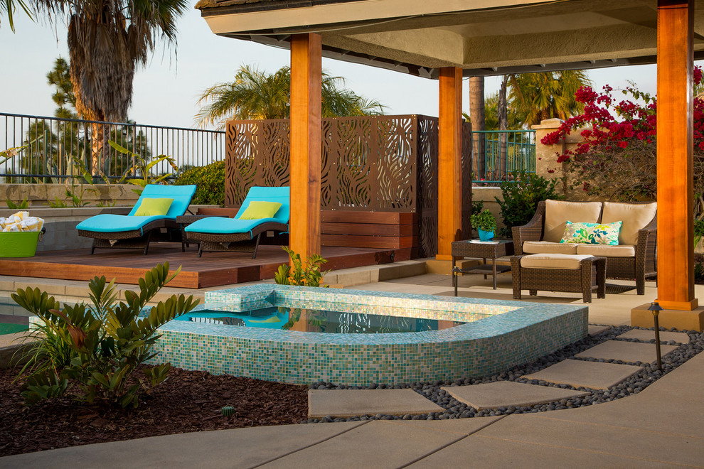 Imagen de piscinas y jacuzzis elevados actuales de tamaño medio rectangulares en patio trasero con losas de hormigón