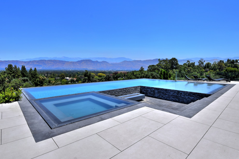 Photo of a contemporary swimming pool in Los Angeles.