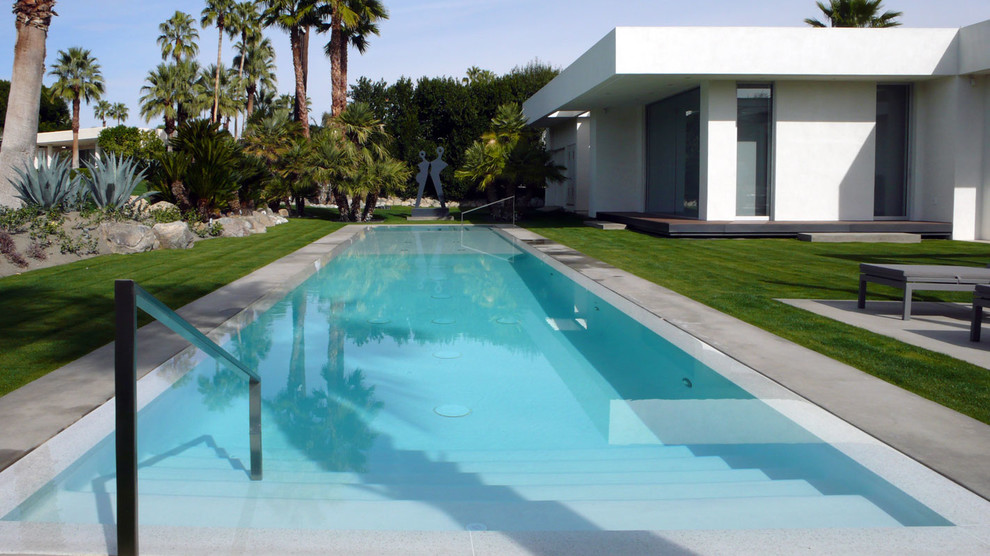 Ispirazione per una piscina a sfioro infinito moderna rettangolare
