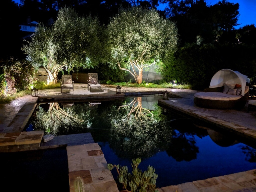 Großer Moderner Pool hinter dem Haus in rechteckiger Form mit Natursteinplatten in Los Angeles