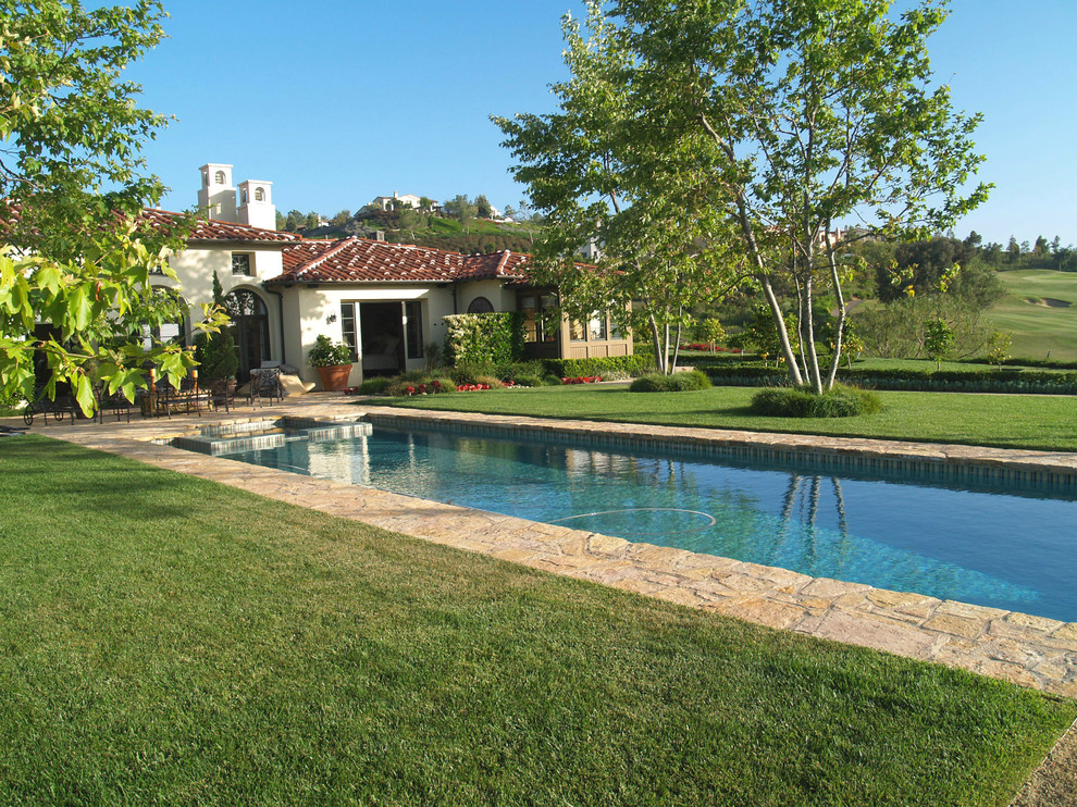 Mittelgroßer Mediterraner Pool hinter dem Haus in rechteckiger Form mit Natursteinplatten in San Diego