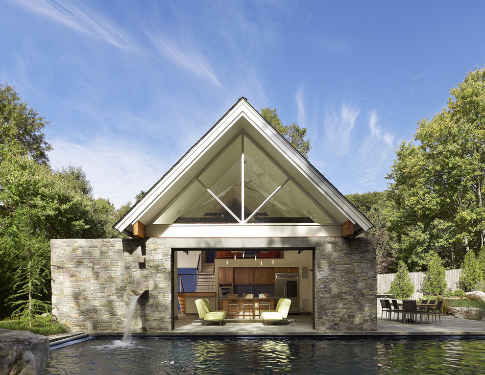 Foto de casa de la piscina y piscina alargada contemporánea pequeña rectangular en patio trasero con losas de hormigón