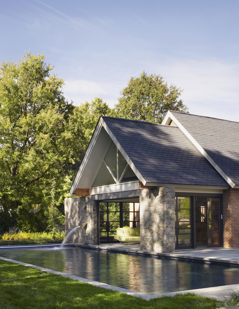 Diseño de casa de la piscina y piscina alargada actual pequeña rectangular en patio trasero con losas de hormigón
