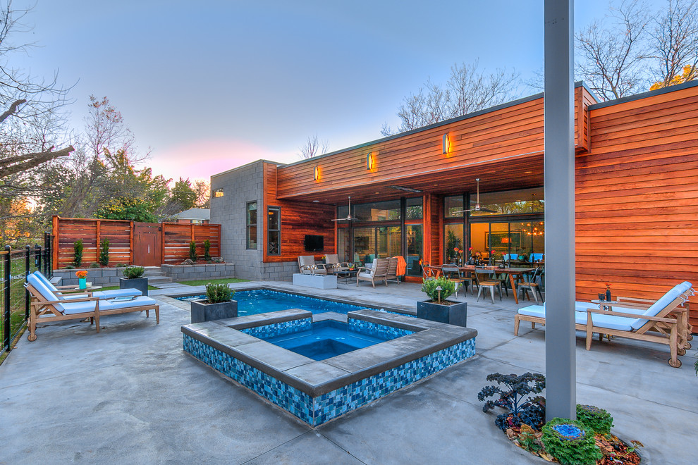 Imagen de piscinas y jacuzzis contemporáneos rectangulares en patio trasero