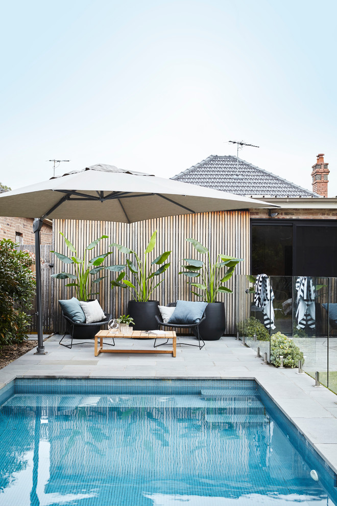 Foto di una piscina minimal personalizzata di medie dimensioni e dietro casa con pedane