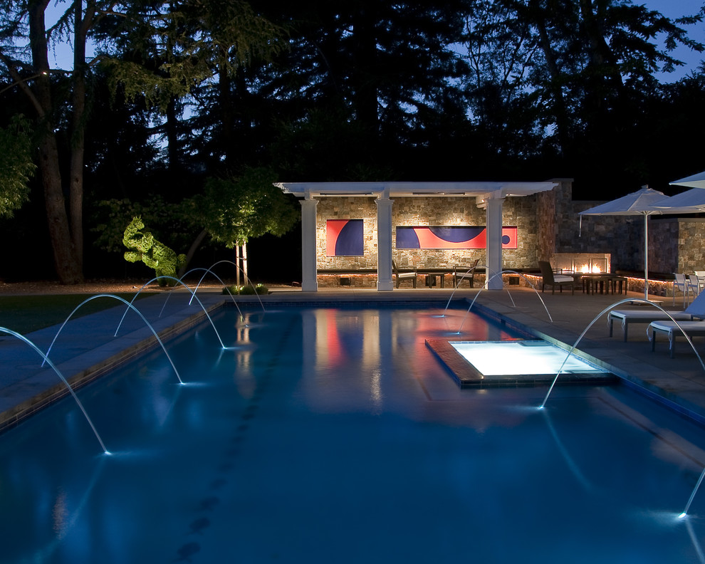 Свежая идея для дизайна: прямоугольный бассейн в классическом стиле - отличное фото интерьера