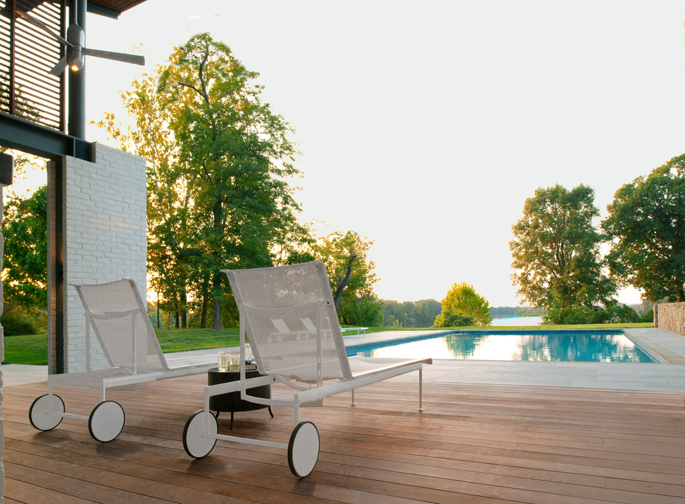 Inspiration pour une piscine minimaliste rectangle avec une terrasse en bois.