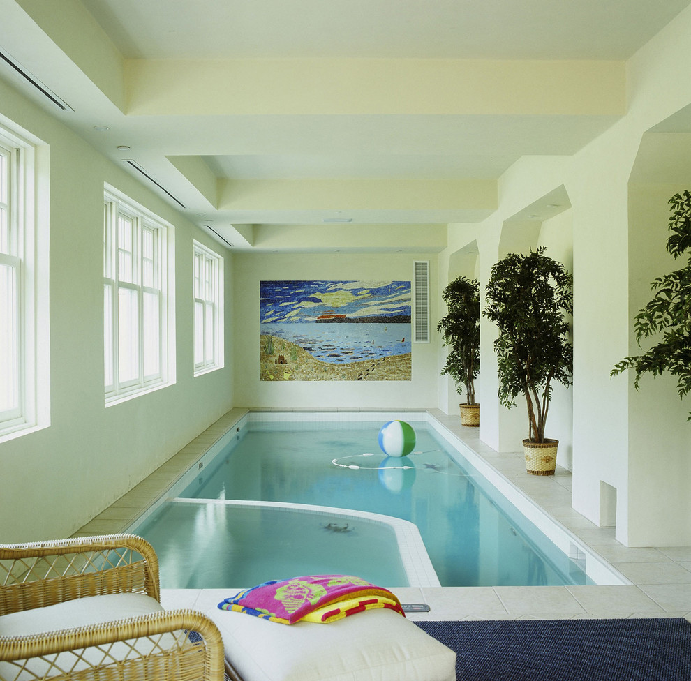Ejemplo de piscina tradicional rectangular y interior