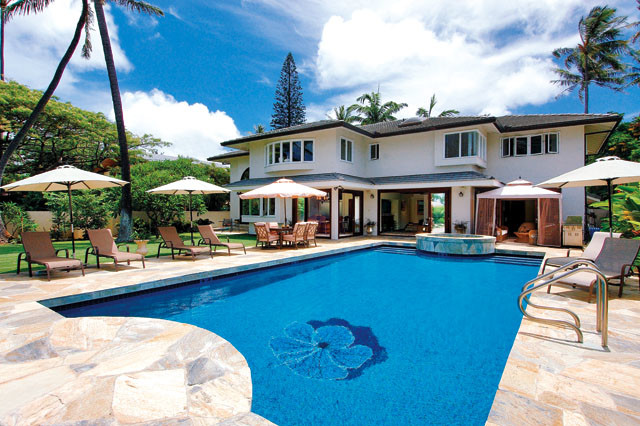 Esempio di una piscina monocorsia tropicale rettangolare di medie dimensioni e dietro casa con piastrelle e una vasca idromassaggio