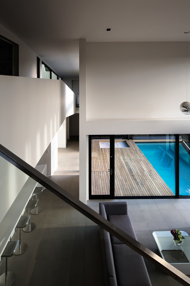 Foto de piscina minimalista con entablado
