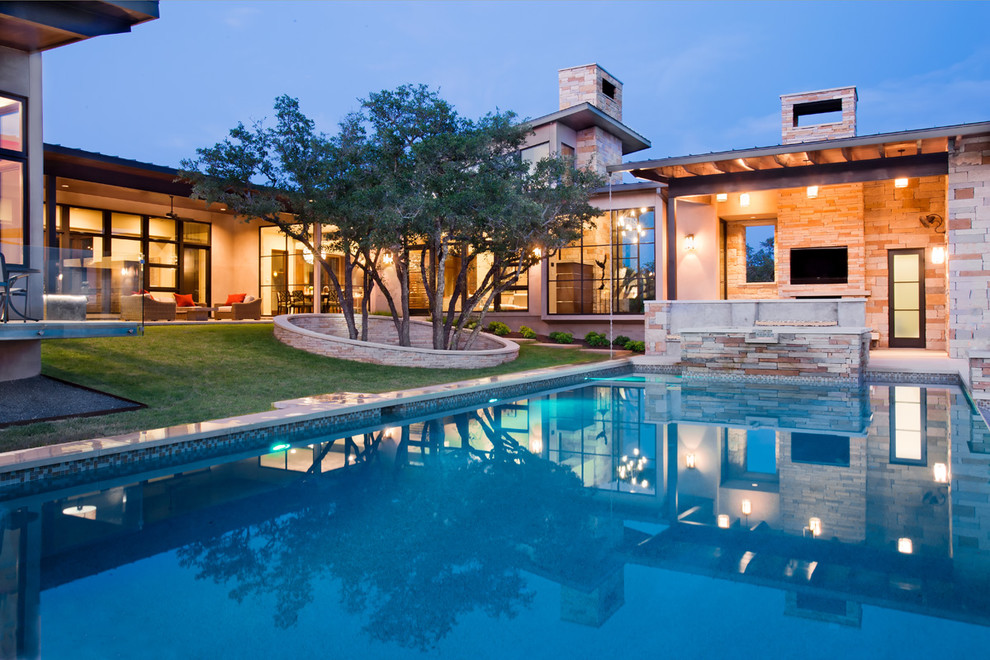 Moderner Pool hinter dem Haus in rechteckiger Form in Austin