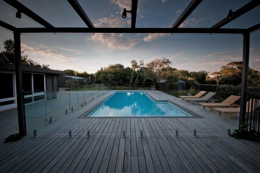 Ispirazione per una grande piscina monocorsia minimal a "L" dietro casa con pedane