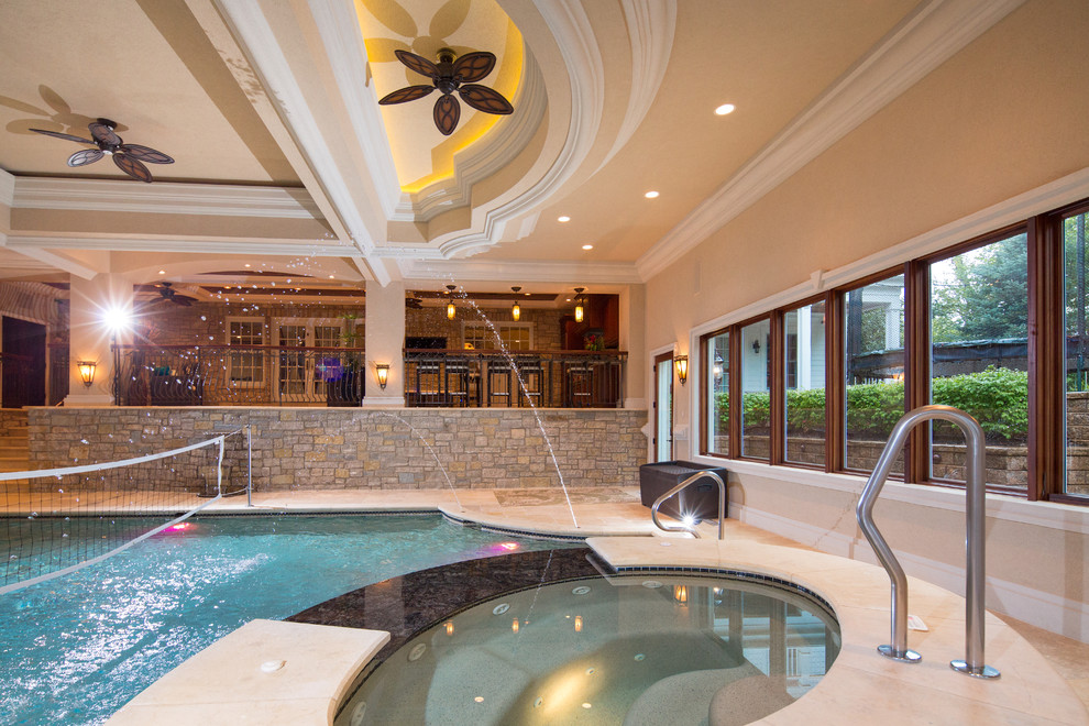 Diseño de piscinas y jacuzzis tropicales extra grandes interiores con adoquines de piedra natural